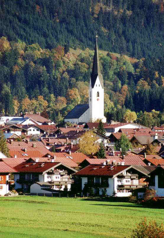 Ferienwohnung Rieck in der St�tzlestr. 9b Oberstdorf mit der Kirche am Marktplatz im Hintergrund